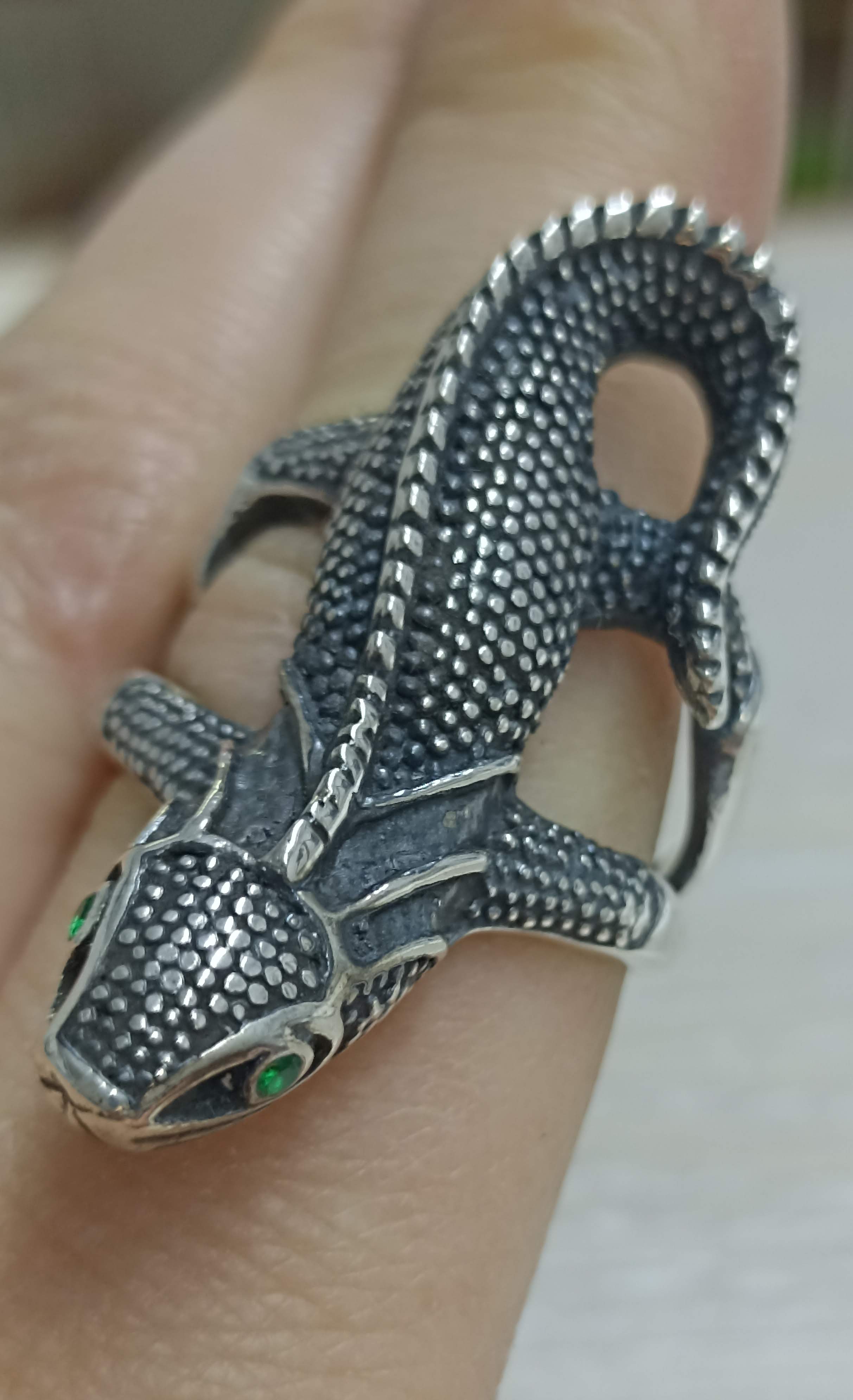 Кольцо серебрянное Ягуана с зелеными агатами 2